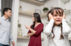 couple arguing in front of child during divorce